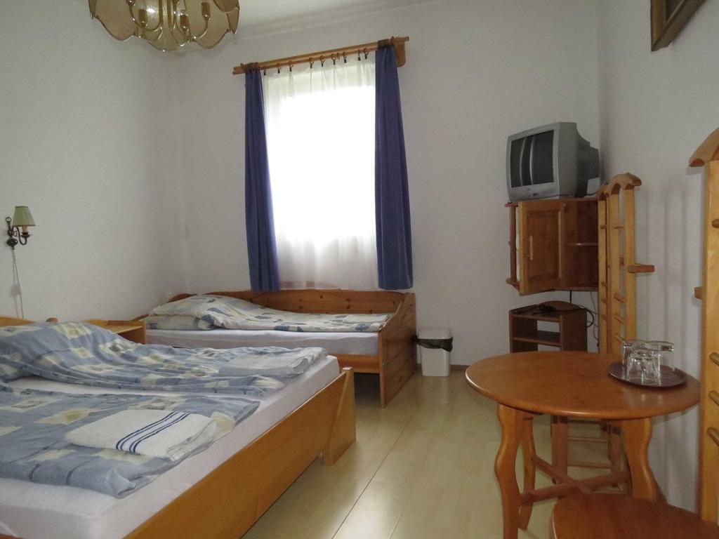 Rezkakas Fogado Bed and Breakfast Zirc Eksteriør billede